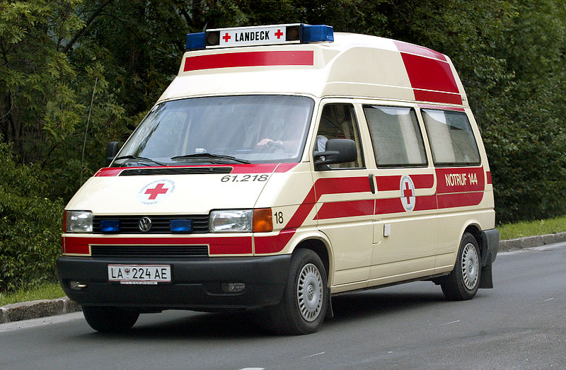 800px-Rettungswagen_Oesterreich.jpg
